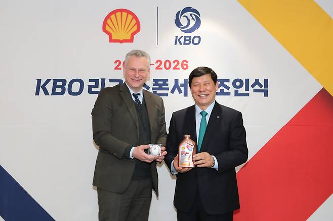 ◇라머스 예룬 피터 한국쉘석유 대표이사(왼쪽)와 허구연 총재가 기념 촬영을 하고 있다. 사진제공=한국쉘석유
