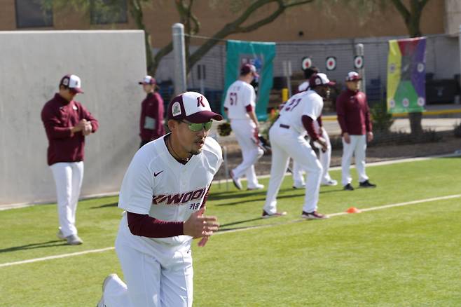 이용규가 2일(한국시간) 미국 애리조나주 스코츠데일 솔트리버 필즈 앳 토킹스틱에서 진행 중인 키움 히어로즈의 스프링캠프에서 러닝 훈련을 하고 있다. 키움 히어로즈