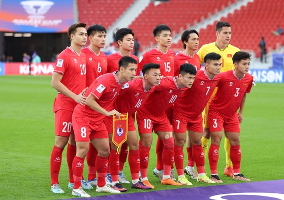 2024년 1월 14일(현지시간) 베트남 축구 대표팀이 카타르 도하 알투마마 스타디움에서 열린 2023 아시아축구연맹(AFC) 카타르 아시안컵 일본전에 앞서 기념촬영을 하고 있다.