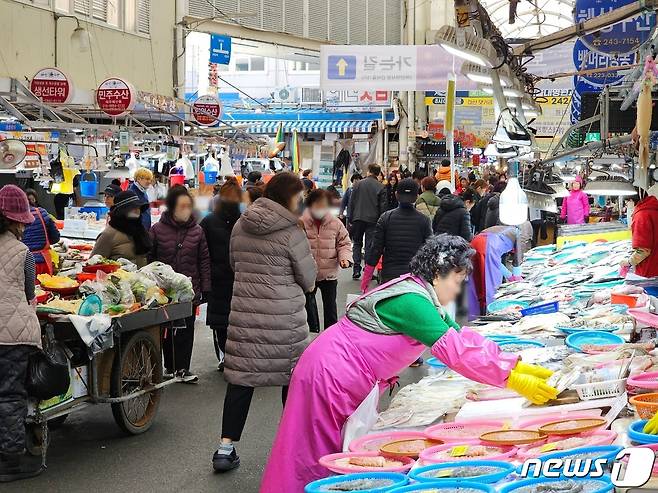 설 명절을 사흘 앞둔 7일 마산어시장이 제수용품을 구매하기 위해 찾은 시민들로 북적이고 있다. 2024.2.7 ⓒ 뉴스1 박민석 기자