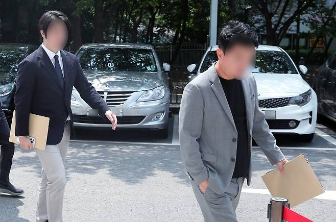 '미술품 조각투자'란 허위 정보를 내세워 암호화폐를 발행해 시세를 조작한 의혹을 받는 피카코인(PICA) 발행사 피카프로젝트 공동대표 송모씨(23)와 성모씨(44)가 6월 21일 오후 서울 양천구 신정동 남부지방법원으로 구속전 피의자 심문(영장실질심사)을 받기 위해 법정으로 향하고 있다. /사진=뉴스1