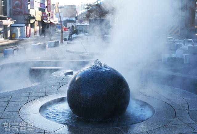 수도권전철 온양온천역 광장 한쪽에 위치한 족욕체험장에 하얀 김이 모락모락 피어오르고 있다. 아주 추운 날에는 노천 족욕장은 운영하지 않고, 바로 옆 바람막이 시설이 된 정자에서 족욕을 즐길 수 있다.