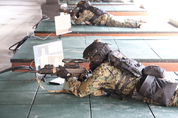 육군이 사격훈련 시 탄피를 회수해야만 한다는 관련 규정의 개정을 추진한다. 사진은 천마여단 장병들이 차단벽구조사격장에서 시험사격을 하는 모습. [사진=뉴시스]