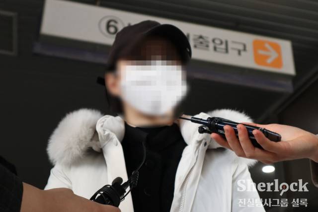 ▲시우의 친모 김정빈(가명) 씨는 항소심 선고를 들은 후 기자들 앞에 섰다. ⓒ셜록