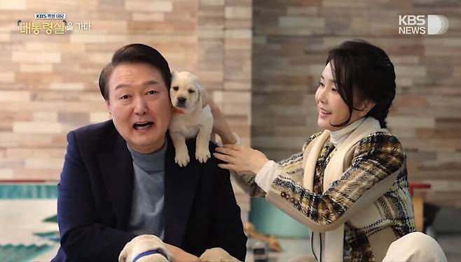 ▲KBS가 지난 7일 방송한 특별대담 대통령실을 가다 편에 나온 윤석열 대통령과 김건희 여사. 사진=KBS 영상 갈무리