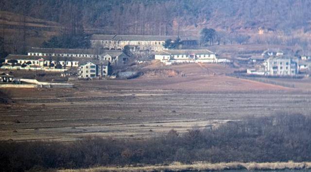 북한이 동해에서 순항미사일을 발사한 지난달 28일 경기 파주시 오두산 통일전망대에서 바라본 북한 황해북도 개풍군 마을에 주민들이 보이고 있다. 뉴시스