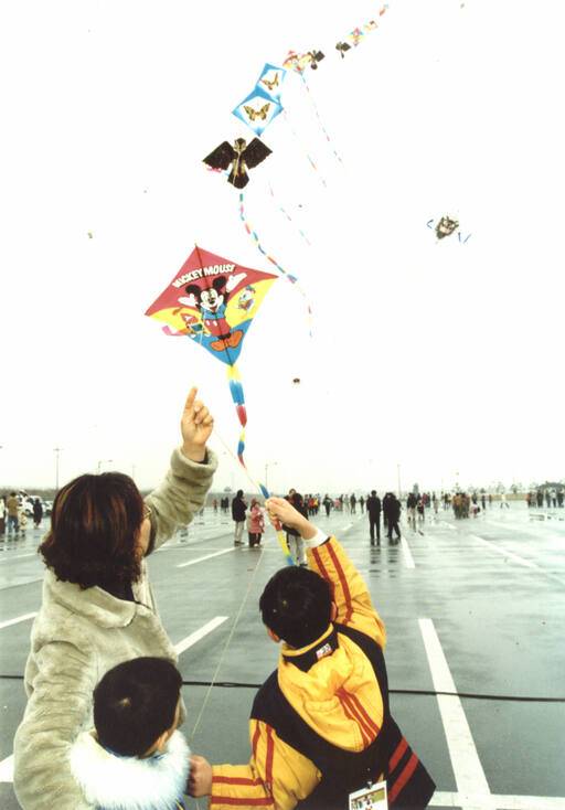 지난 2005년 설연휴 시민들이 우리의 민속놀이인 연날리기를 하는 모습. 경기일보DB