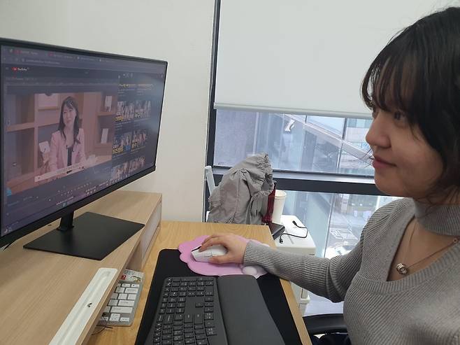 조이현 애덤스미스 PD가 영상 편집을 하고 있다. 윤현주 기자