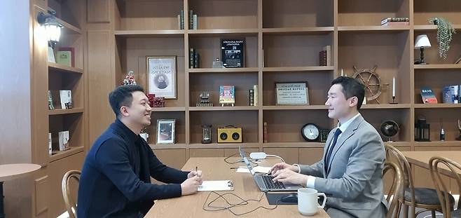 '87만 유튜버' 전인구 전인구경제연구소 대표가 윤현주 기자와 인터뷰하고 있다. 윤현주 기자
