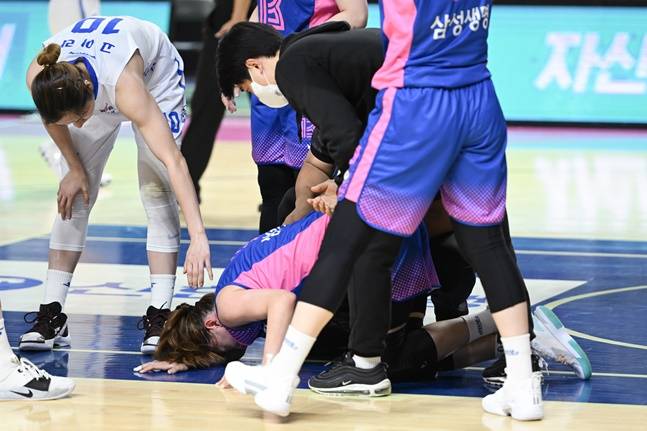 삼성생명 이주연(맨 아래)이 지난 2022년 12월 26일 우리은행전에서 착지 도중 무릎을 다쳐 고통을 호소하고 있다. /사진=WKBL