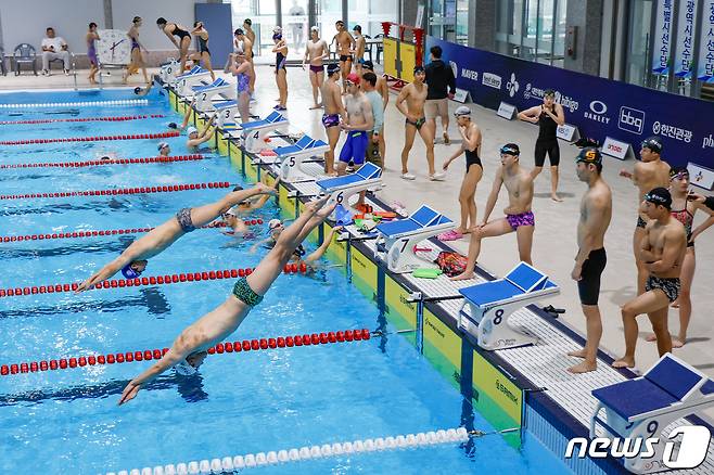 제104회 전국체육대회 개막일인 13일 전남 목포시 대양로 목포실내수영장에서 선수들이 훈련에 매진하고 있다. 2023.10.13/뉴스1 ⓒ News1 안은나 기자