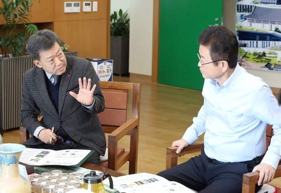 남한권(왼쪽)울른군수가 이철우 경북지사에게 울릉,독도특별법제정 관련 종합발전계획 수립 정책안 을 건의하고 있다(울릉군 제공)
