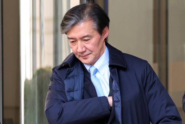 ▲자녀 입시 비리와 청와대 감찰 무마 등의 혐의로 1심에서 실형을 선고받은 조국 전 법무부 장관이 8일 오후 서울 서초동 서울고등법원에서 열린 항소심 선고공판을 마친 뒤 나오며 준비된 입장문을 꺼내고 있다. 재판부는 조 전 장관에게 징역 2년의 실형을 선고했다. ⓒ연합뉴스