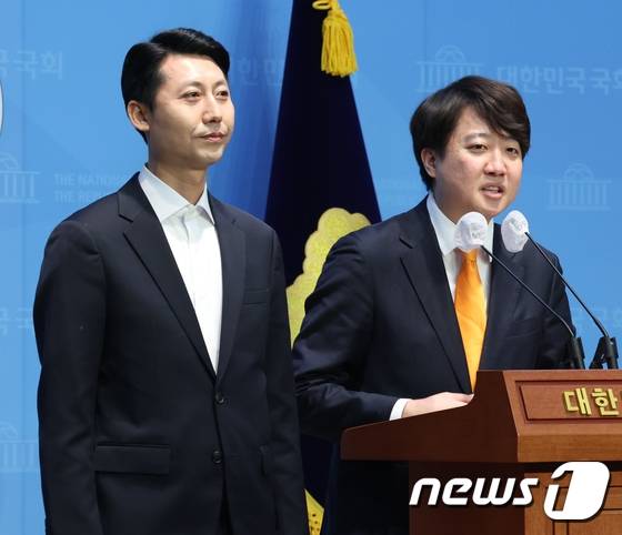 이준석 개혁신당 대표가 지난 6일 국회 소통관에서 이태환(왼쪽) 전 세종시의회 의장의 합류와 관련해 기자회견하고 있다. - 뉴스1