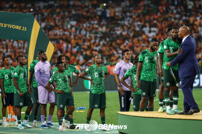 나이지리아 선수들이 준우승으로 2023 아프리카 네이션스컵을 마감한 뒤 시상대에 오르며 아쉬워하고 있다. /AFPBBNews=뉴스1