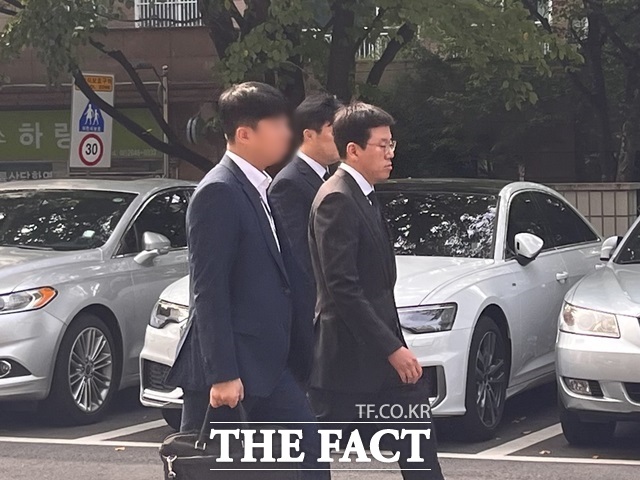 자본시장법 위반 혐의를 받는 배재현 카카오 대표가 구속 전 피의자심문을 받기 위해 서울남부지법에 출석하고 있다. /황지향 기자