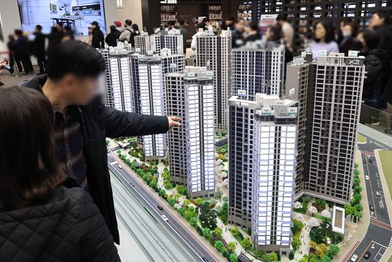 지난해 12월 8일 서울 성동구 GS건설 청계리버뷰자이 견본주택에서 시민들이 아파트 단지 모형을 살펴보고 있다. 뉴스1