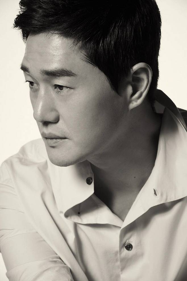최근 사비로 티켓을 구매해 팬 100명과 ‘길위에 김대중’을 관람하는 프로젝트를 기획한 배우 유지태.