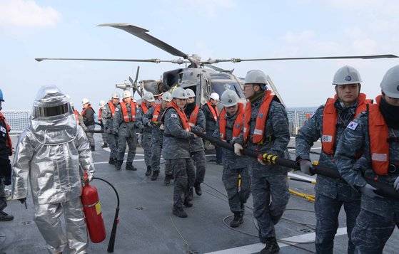 지난 7일 서울함의 비행 갑판에서 승조원들이 AW-159 와일드캣 해상 작전헬기에 항공 급유를 하고 있다. 사진 해군