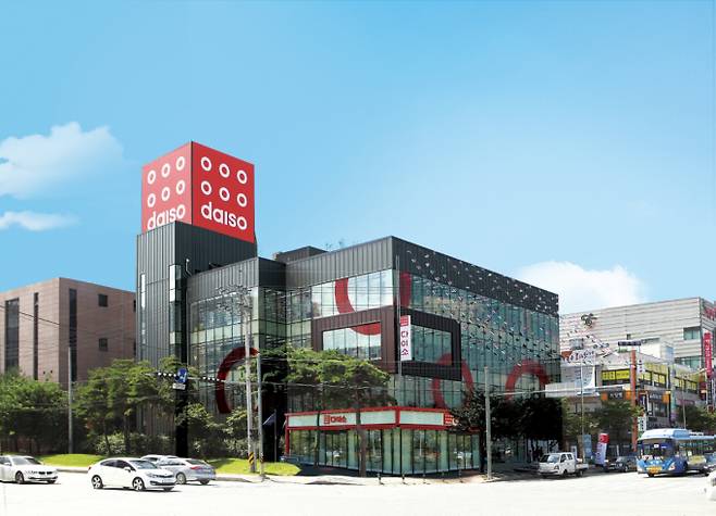 아성다이소가 토종기업으로 탈바꿈 후 본격 외형 확장에 나선다. 사진은 다이소 원주무실점. /사진=다이소