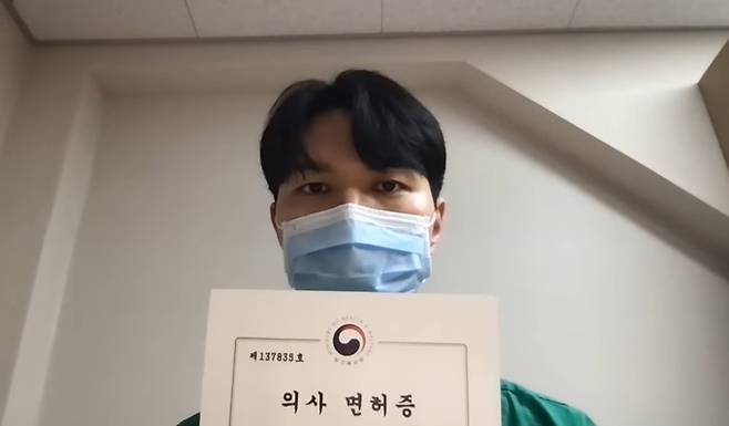 대전성모병원의 한 인턴이 13일 유튜브를 통해 사직 의사를 밝히고 있다. 공공튜브 메디톡 유튜브 영상 갈무리