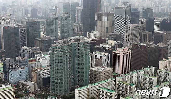 서울 여의도 63빌딩에서 바라본 오피스텔이 밀집한 빌딩 모습. 2023.7.12/뉴스1 ⓒ News1 박세연 기자