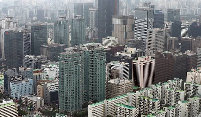 서울 여의도 63빌딩에서 바라본 오피스텔이 밀집한 빌딩 모습. /뉴스1