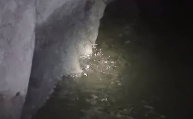 알바니아 크롬공산 지하 갱도의 물 웅덩이에서 천연수소 기포가 올라오고 있다. 유튜브 갈무리(F-V. Donzé)