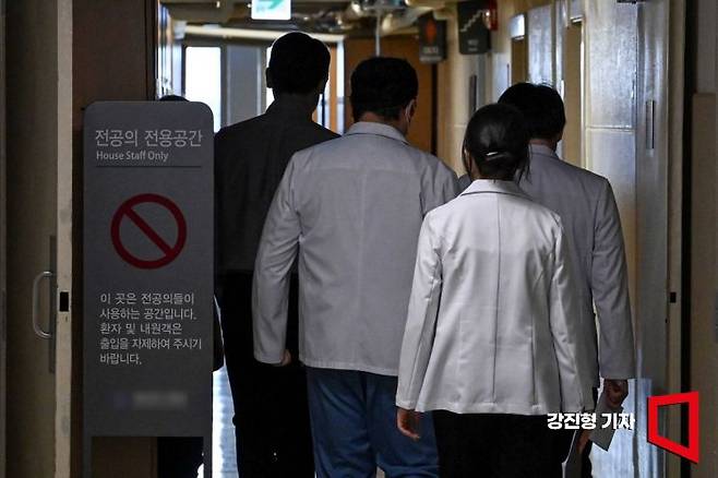 수도권 대형병원인 '빅5' 병원 전공의들이 정부의 의대증원에 반발해 전원 사직서를 제출하겠다고 밝힌 16일 서울 한 대형병원에서 전공의들이 이동하고 있다. 사진=강진형 기자aymsdream@