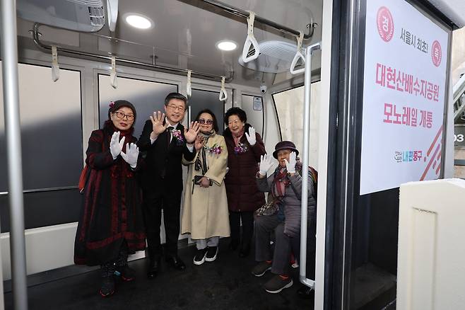 지난 15일 서울 중구 대현산배수지공원에 설치된 모노레일 개통식에서 김길성 중구청장이 구민들과 모노레일 시승을 하고 있다. /연합뉴스