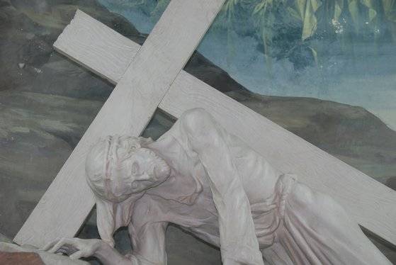 ‘도마복음’에는 예수의 직설을 담았다는 어록이 기록 돼 있다. 그런데도 로마 시대 때 정경으로 채택되진 못했다. 지금도 ‘도마복음’은 그리스도교에서 외경이나 위경으로 불린다. 예루살렘의 십자가의 길에 있는 예수 조각상. 백성호 기자