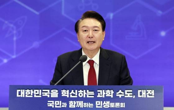 윤석열 대통령이 16일 대전 유성구 ICC호텔에서 대한민국을 혁신하는 과학수도 대전을 주제로 열린 열두 번째 국민과 함께하는 민생토론회에서 발언하고 있다./연합뉴스