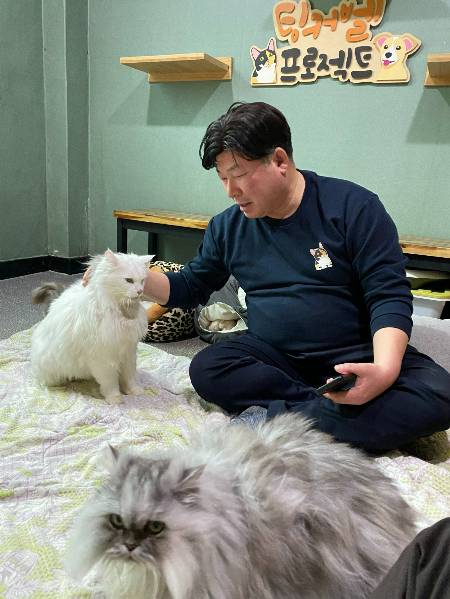 황동열 팅커벨프로젝트 대표가 흰둥이를 쓰다듬고 있다. 화재로 모친을 잃은 아픔이 있기에, 소방관에 대한 마음이 남다르다고 했다./사진=남형도 기자