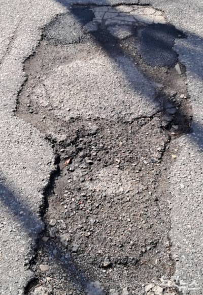 전주 송천동 한 도로의 포트홀. 최명국 기자