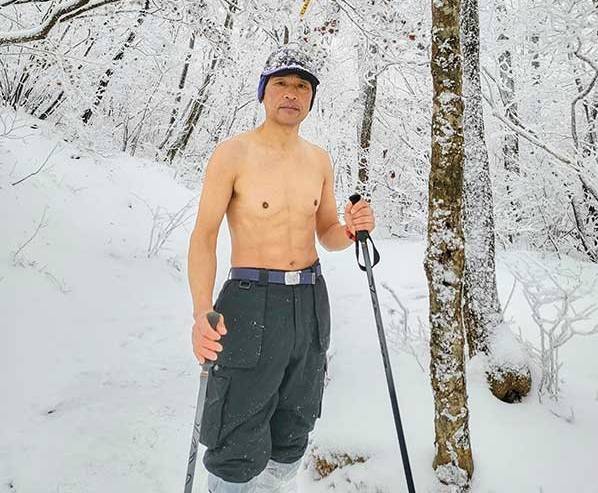 상의 탈의하고 산행하는 박두한씨.