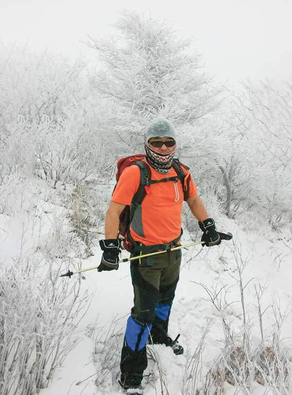 반팔만 입고 산행하는 홍순근씨.