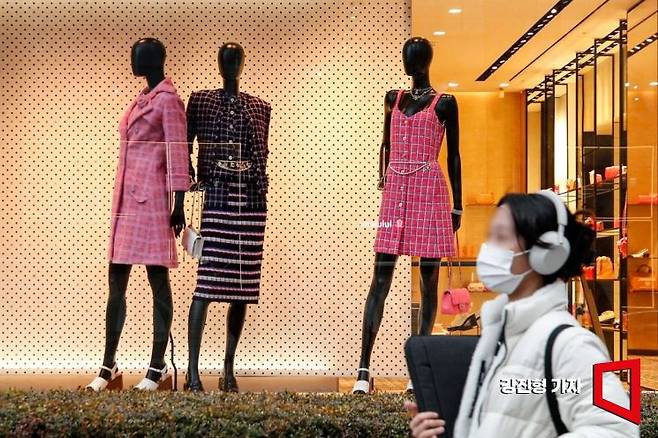 평년보다 포근한 날씨가 이어지고 있는 14일 서울 중구 한 백화점 쇼윈도우 마네킹에 봄옷이 입혀져 있다. 사진=강진형 기자aymsdream@