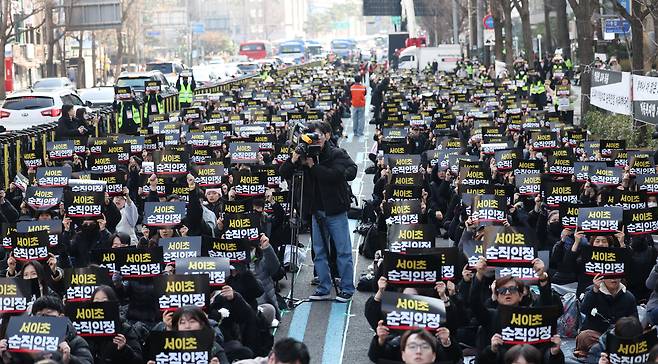 전국교사일동 관계자들이 17일 오후 서울 을지로입구역 인근에서 서이초 교사 순직 인정을 촉구하는 집회를 하고 있다. 인사혁신처의 서이초 사망 교사 순직 인정 여부를 심의하는 마지막 공무원재해보상심의회가 오는 21일 열린다. /뉴스1