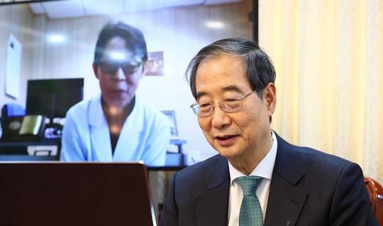 한덕수 국무총리가 설 연휴를 앞둔 8일 백령도 근무를 자원한 산부인과 전문의 오혜숙 백령병원 산부인과 과장과 영상통화를 하고 있다. 사진=뉴스1