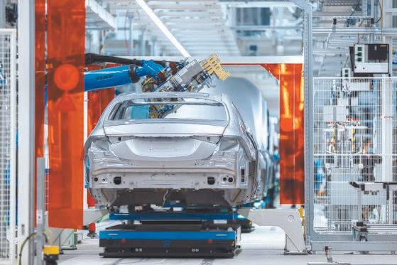 독일 진델핑겐 메르세데스-벤츠 공장은 디지털화를 통해 로봇이 차량 제조 대부분을 담당한다. 중앙포토
