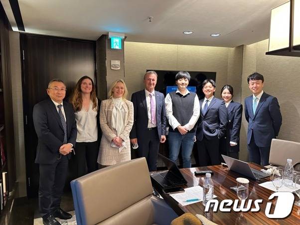 버나드 샬레 다쏘시스템 회장(왼쪽에서 네 번째)이 지난해 11월 남기훈 시프트바이오 대표(오른쪽에서 네 번째)와 기술 협력 미팅을 진행한 후 기념사진을 촬영하고 있다.(시프트바이오 제공)/뉴스1 ⓒ News1