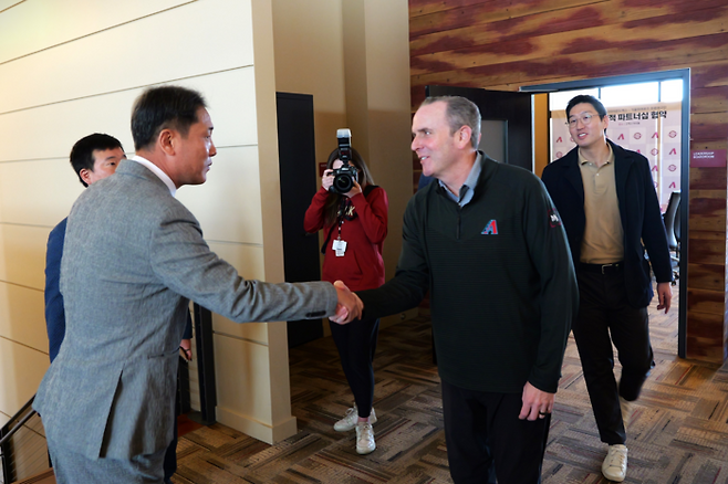 키움 고형욱 단장이 애리조나 데릭 홀 사장(President, CEO & General Partner)과 악수를 나누고 있다. 사진 | 키움히어로즈.