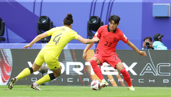 Korea's Seol Young-woo, right, dribbles the ball during a 2023 Asian Cup group stage match against Malaysia at Al Janoub Stadium in Qatar on Jan. 25. [NEWS1]