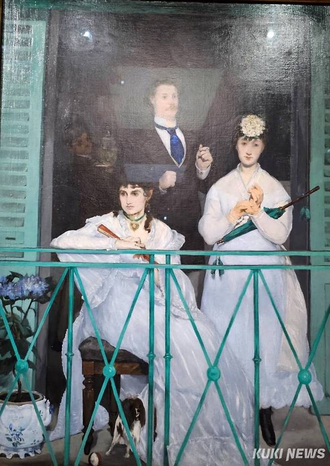 에두아르 마네, 발코니, 1868-69년, 캔버스에 유채, 170×124.5cm, 파리 오르세 미술관: 가운데 있는 남자는 풍경 화가 기유메. 그의 얼굴에 밝은 삼각형과 양 옆의 빛은 미술관의 외부 조명 때문이다.