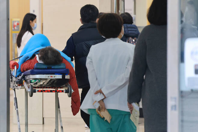 19일 서울 시내 한 대학병원에서 의료진이 이동하고 있다. [사진 = 연합뉴스]
