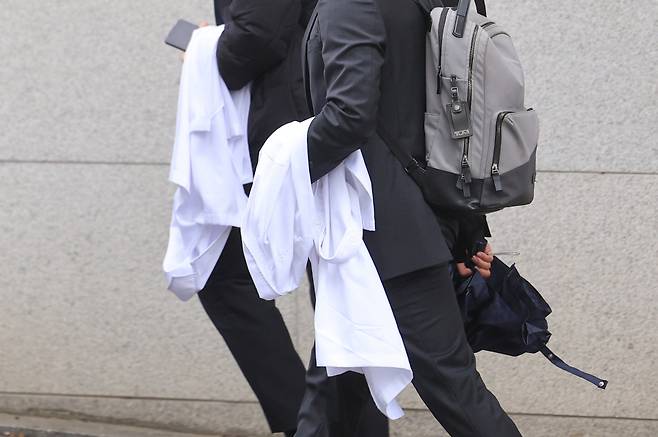 2월19일 서울 시내 한 대학병원에서 관계자가 가운을 손에 들고 이동하고 있다. ⓒ 연합뉴스