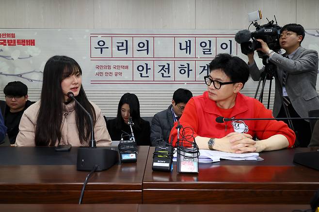 한동훈 국민의힘 비상대책위원장이 20일 서울 광진구 CCTV 관제센터에서 열린 '시민이 안전한 대한민국' 공약발표장에서 관내 1인 가구 대표로 참석한 박지영씨의 발언을 듣고 있다. /뉴스1
