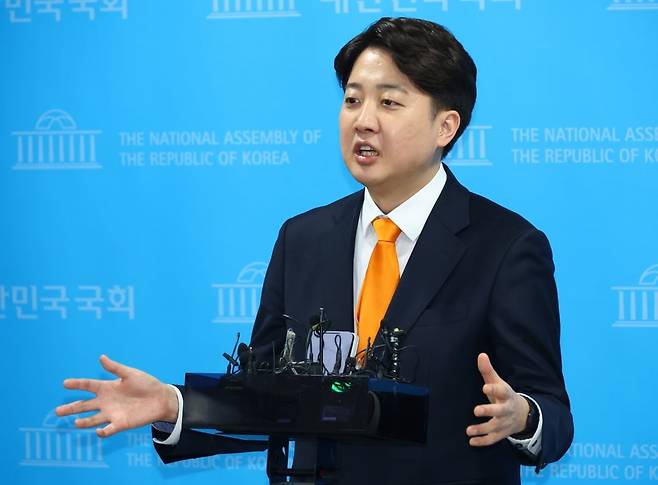 이준석 개혁신당 공동대표가 20일 서울 여의도 국회 소통관에서 열린 이낙연 공동대표의 합당 철회 선언 관련 기자회견에서 입장을 밝히고 있다. 김병언 기자