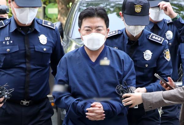 국내 주식시장에서 미공개 정보 이용, 시세조종, 부정거래 등 불공정거래 행위는 자본시장 선진화를 가로막는 주요 요인으로 지목된다. 사진은 소시에테제네랄(SG) 증권발 주가조작 사태의 주범으로 지목된 라덕연씨가 지난해 5월 11일 서울남부지법에서 열린 구속 전 피의자 심문에 출석하는 모습. 뉴시스