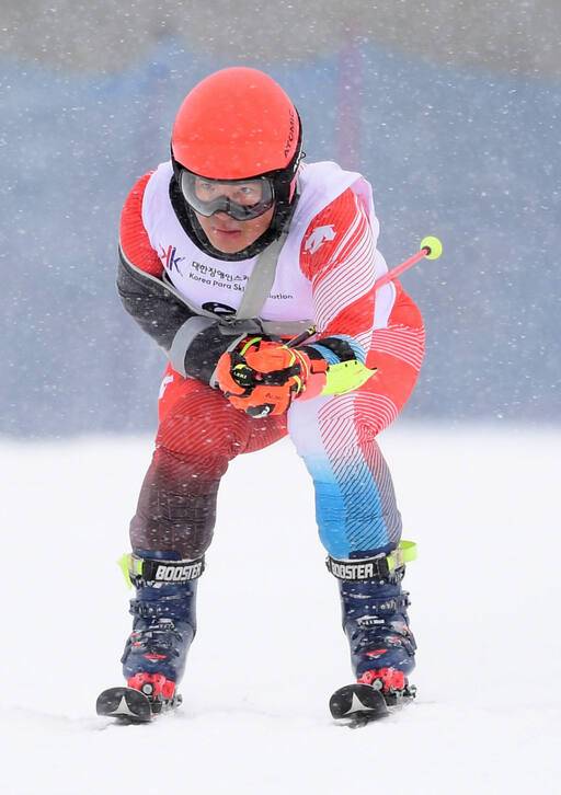 20일 알펜시아리조트 스키장에서 열린 제21회 전국장애인동계체육대회 알파인스키 남자 선수부 대회전 STANDING서 우승해 대회 2관왕에 오른 경기도대표 양지훈이 안정된 자세로 설원을 질주하고 있다.대한장애인체육회 제공